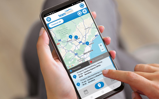 Teléfono mostrando mapa en app móvil TeamHaven.