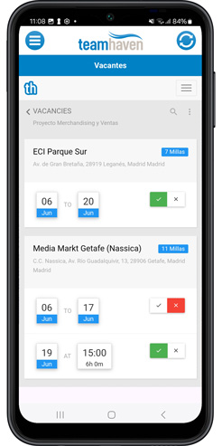 Teléfono mostrando vacantes en app móvil TeamHaven.