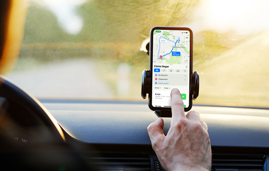Móvil en el coche mostrando un mapa