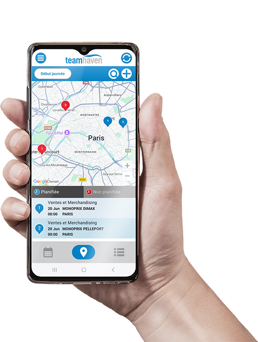 Main tenant un téléphone affichant la carte sur l’app mobile TeamHaven