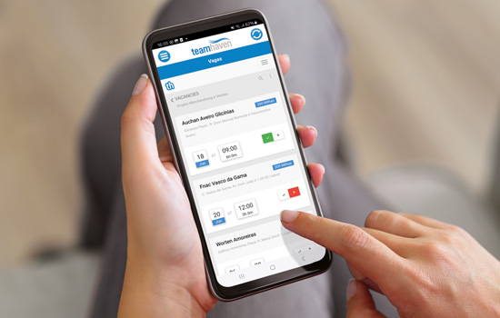 Usando celular que exibe vagas no app TeamHaven Mobile