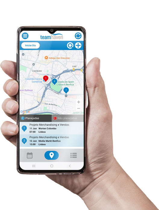 Mão segurando um celular exibindo o mapa no aplicativo TeamHaven Mobile.