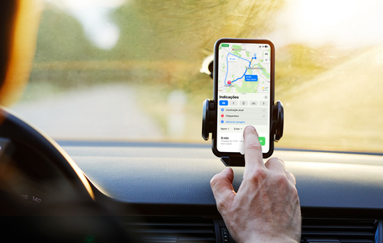 Usando celular no carro com mapa na tela